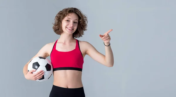 Ung Kvinna Med Fotbolls Boll Pekar Sidan Medan Står Mot — Stockfoto