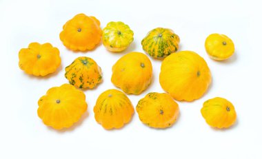 12 sarı kabak sebzesi. Grup pattypan squashes, beyaz masa arka plan üzerinde.