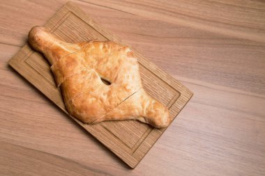 Ahşap bir masada Gürcü ekmeği.