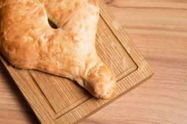 Gürcü ekmeğini tahta bir masaya kapatın.