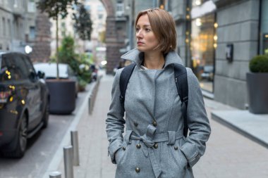 Güzel kadın seyahat ve akşam şehirde yürüyor.