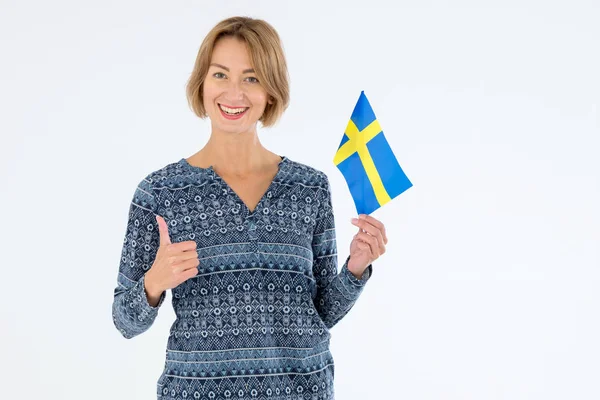 Schöne Frau Mit Schwedenfahne Die Den Daumen Nach Oben Zeigt — Stockfoto