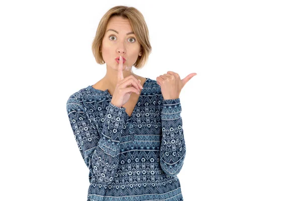 Shh Hemlighet Vacker Kvinna Håller Ett Finger Läpparna Och Pekar — Stockfoto