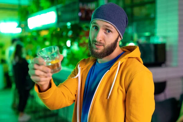 Hombre Con Vaso Whisky Alcohólico Ofrece Beber Más Mientras Está —  Fotos de Stock