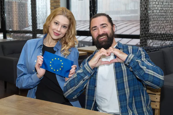 Paar Von Männern Und Frauen Mit Der Fahne Der Europäischen — Stockfoto