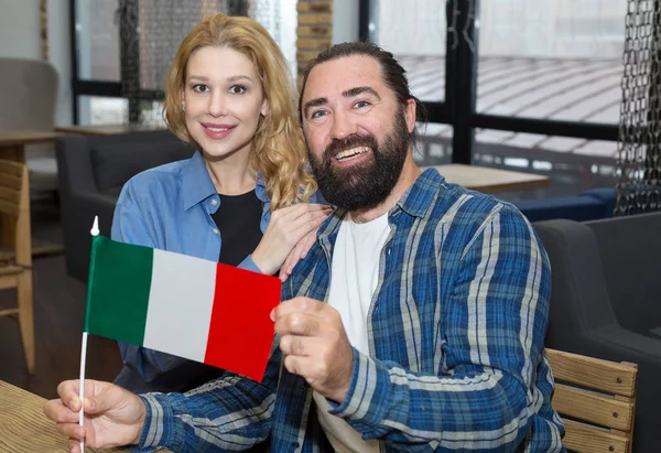 Couple Bearded Man Blond Woman Italy Flag Sitting Office — Zdjęcie stockowe