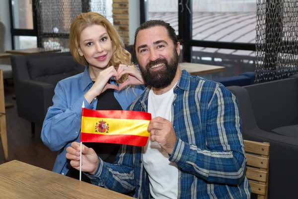 Pár Muž Ženy Španělskou Vlajkou Sedí Kanceláři Žena Blondýna Ukazuje — Stock fotografie