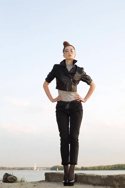 Beautiful Woman Model Leather Jacket Background River City — Stock Photo, Image