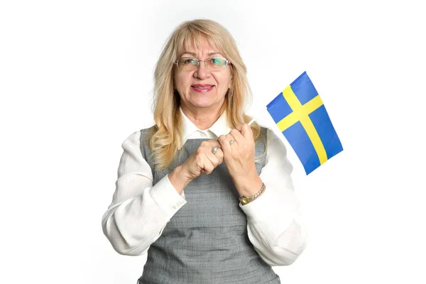 Mujer Madura Feliz Con Bandera Suecia Pie Sobre Fondo Blanco —  Fotos de Stock