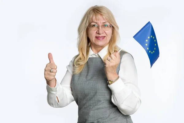 Mulher Madura Com Bandeira União Europeia Mostra Polegar Para Cima — Fotografia de Stock