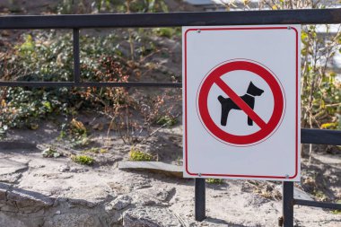 Köpekle yürümek yasaktır. Parktaki çitlere bir tabela asılır..