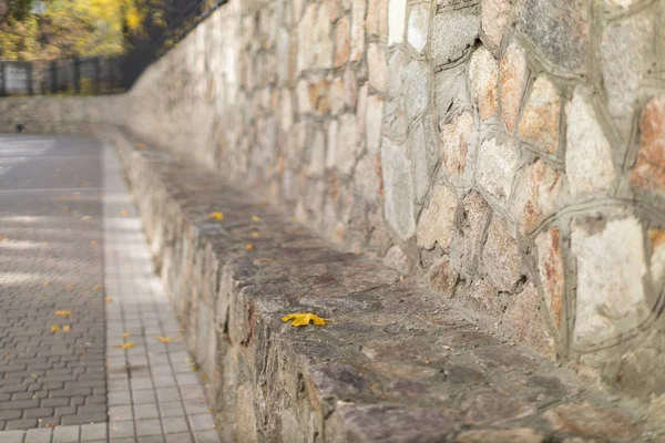 Autunno Strada Della Città Dove Muro Pietra Granito Marciapiede Piastrellato — Foto Stock