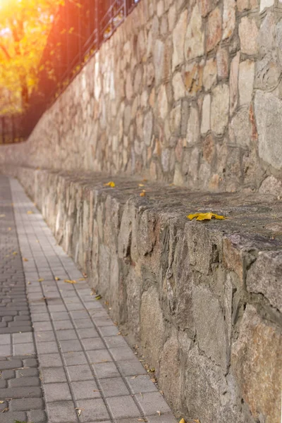 Landschaft Herbst Stadtstraße Für Einen Spaziergang Stein Granitmauer Und Pflaster — Stockfoto