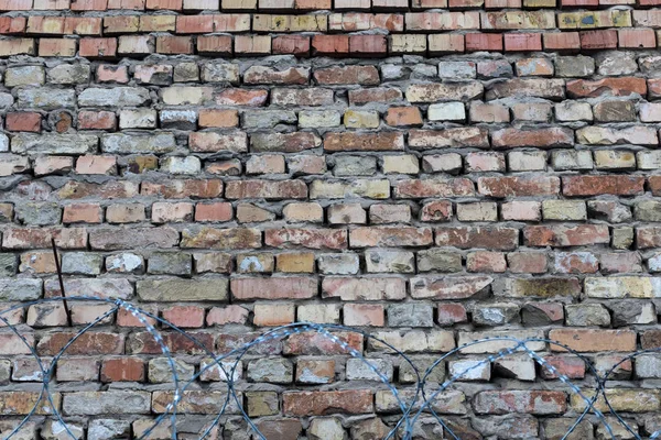 Brick Dinding Dan Kawat Berduri Gambar Horisontal Latar Belakang Tempat — Stok Foto