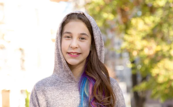 Retrato Uma Adolescente Com Tranças Multicoloridas Seu Cabelo Contra Pano — Fotografia de Stock