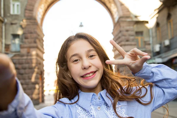 Glada Tonåring Flicka Tar Ett Selfie Foto Porträtt Med Sin — Stockfoto