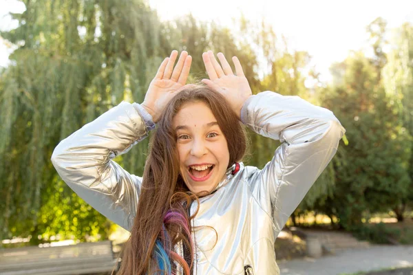Szczęśliwa Nastolatka Uśmiecha Się Pokazuje Ręce Nad Głową — Zdjęcie stockowe