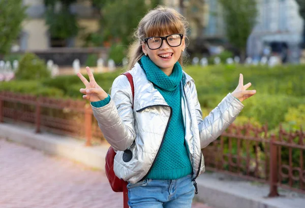 Gözlüklü Mutlu Kız Portresi Yaşlarında Ceketli Sırt Çantalı Bir Kız — Stok fotoğraf