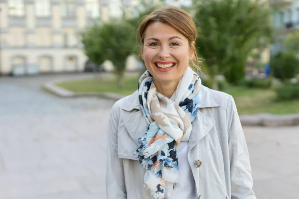 Portrait Happy Smiling Adult Woman Backdrop City — Stock Photo, Image