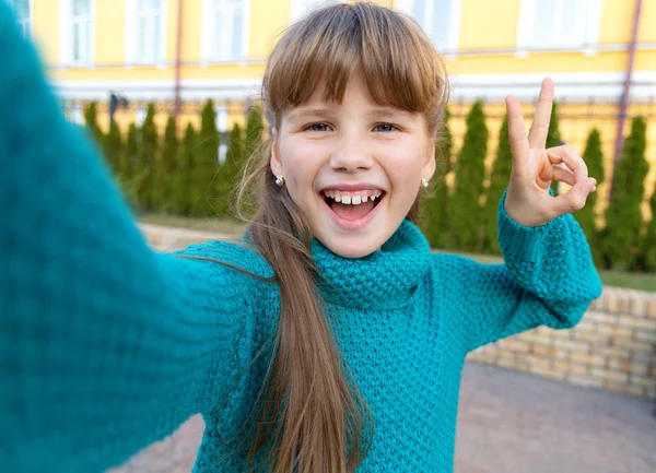 Lycklig Flicka Gör Selfie Porträtt Bakgrunden Stadspark — Stockfoto