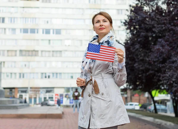 Πορτρέτο Μιας Χαρούμενης Χαμογελαστής Ενήλικης Γυναίκας Σημαία Usa Στο Φόντο — Φωτογραφία Αρχείου