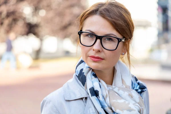 Porter Bella Donna Mezza Età Con Gli Occhiali — Foto Stock