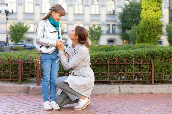 快乐的母亲和女儿在一个城市公园的背景下 — 图库照片
