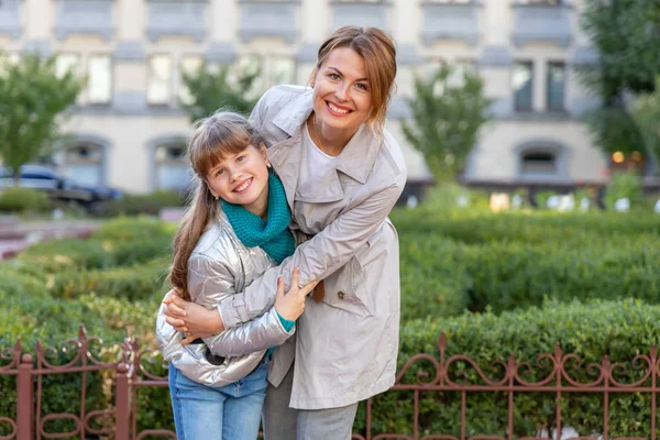 Glückliche Mutter Und Tochter Hintergrund Eines Stadtparks — Stockfoto