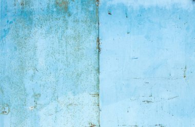 Paslı eski metal duvar, mavi ve beyaz boya..