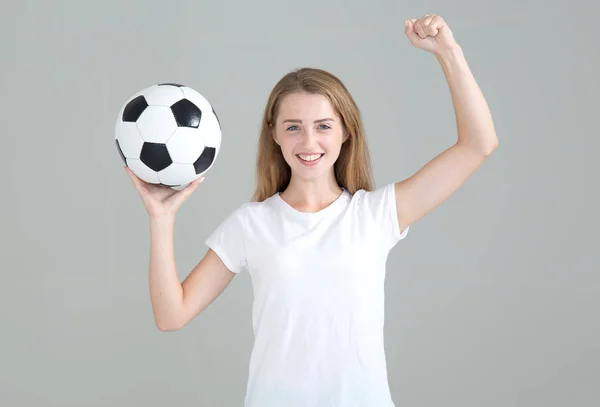 Futebol Jovem Com Uma Bola Futebol Levantou Mão Sinal Vitória — Fotografia de Stock