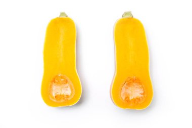 Beyaz arka planda iki dilim balkabağı. Sonbahar hasadı