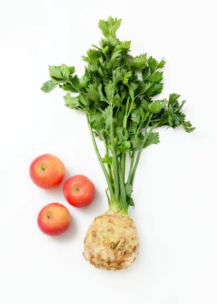 Ovanifrån Tre Äpplen Och Selleri Rot Och Stam Vit Bakgrund — Stockfoto