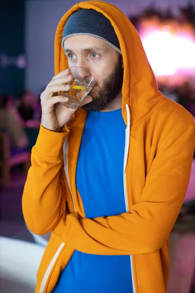 Young Man Drinking Alcoholic Drink Bar Relax Relax Work Alcoholism — Stock Photo, Image