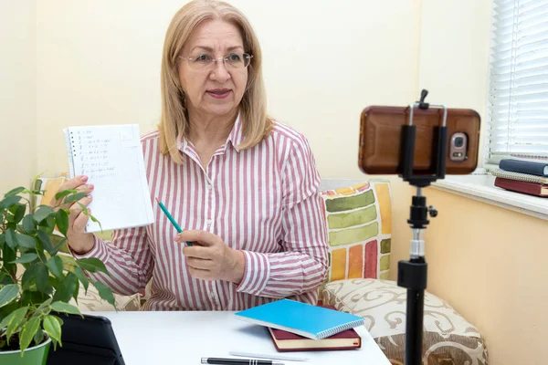 Mature Woman Teacher Conducts Online Training Looking Smartphone Showing Notes — Stock Photo, Image
