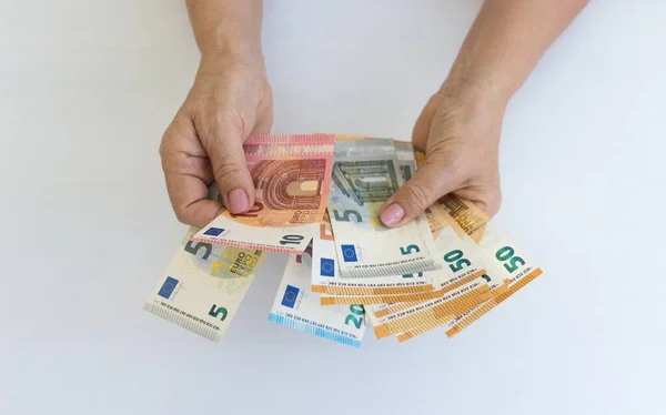 Großaufnahme Der Hände Einer Alten Frau Die Eurogeld Auf Weißem — Stockfoto