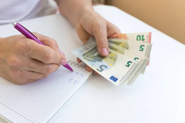 Großaufnahme Betrachten Weibliche Hände Das Tisch Sitzende Eurogeld Papierscheine Der — Stockfoto
