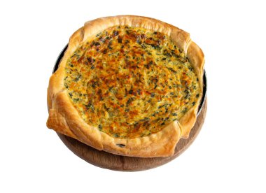 Soğan ve peynirli lezzetli düz pasta manzarası. Sebzeli peynirli pizza beyaz arka planda izolasyon.