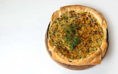 Manzaralı, soğan ve peynirli, nefis bir turta. Sebzeli pizza..