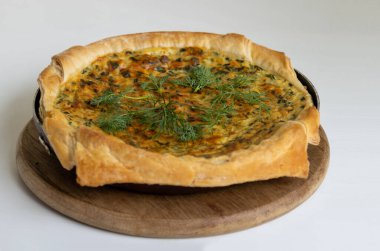 Soğanlı ve peynirli nefis bir turta. Sebzeli peynirli pizza