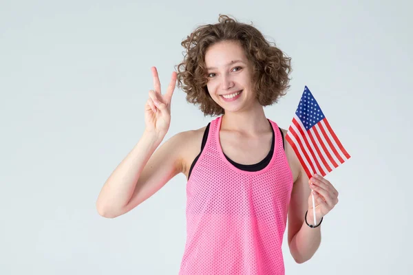 Ευτυχισμένο Νεαρό Κορίτσι Αμερικανική Σημαία Γκρι Φόντο Γυναίκα Που Δείχνει — Φωτογραφία Αρχείου