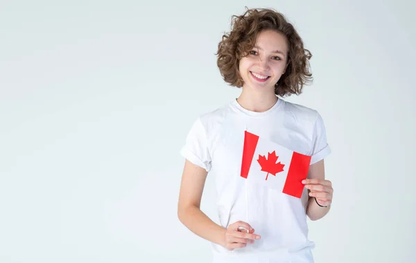 Ritratto Giovane Studentessa Con Bandiera Del Canada Mano Bella Donna — Foto Stock