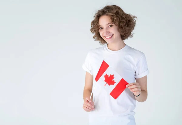 Ritratto Giovane Studentessa Con Bandiera Del Canada Mano Bella Donna — Foto Stock