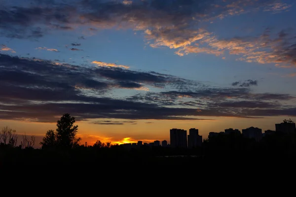 Belo Pôr Sol Silhuetas Paisagem Casas Árvores Céu Com Nuvens — Fotografia de Stock