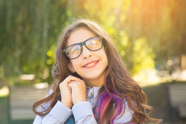 Fille Heureuse Enfant Dans Des Lunettes Rêves Réaliser Des Souhaits — Photo