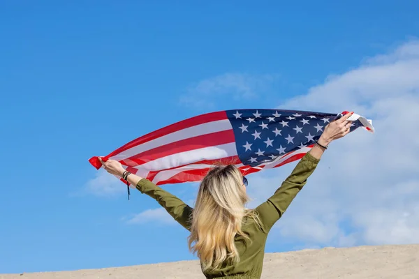 Γυναίκα Σημαία Των Ηνωμένων Πολιτειών Της Αμερικής Μπλε Φόντο Του — Φωτογραφία Αρχείου