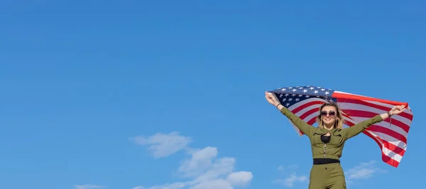 Γυναίκα Σημαία Των Ηπα Φόντο Μπλε Ουρανού Έννοια Ελευθερίας Ημέρα — Φωτογραφία Αρχείου