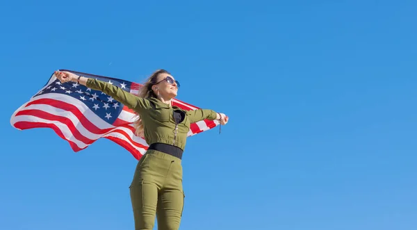 Woman Usa Flag Blue Sky Background Freedom Concept America Independence — Stock Photo, Image