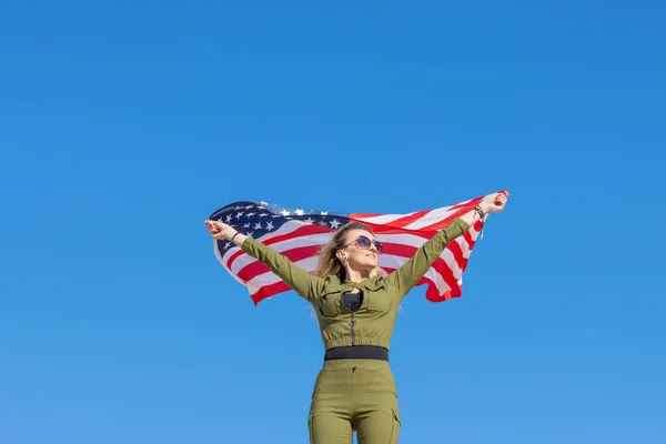 Γυναίκα Σημαία Των Ηπα Φόντο Μπλε Ουρανού Έννοια Ελευθερίας Ημέρα — Φωτογραφία Αρχείου