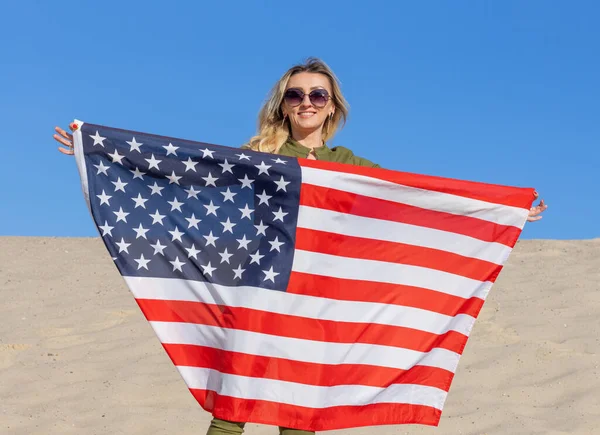 Νεαρή Γυναίκα Μεγάλη Σημαία Των Ηνωμένων Πολιτειών Της Αμερικής Στο — Φωτογραφία Αρχείου