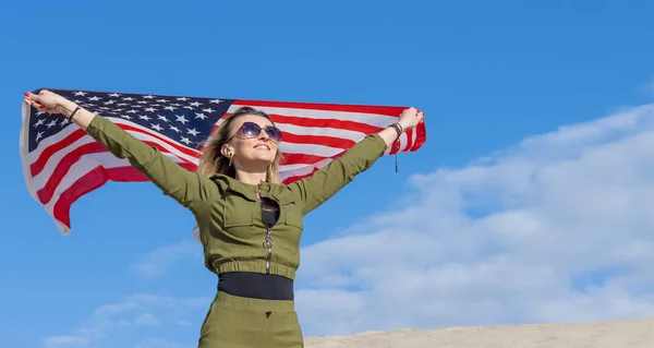 Ανεξάρτητη Μέρα Γυναίκα Αμερικανική Σημαία Μπλε Φόντο Του Ουρανού — Φωτογραφία Αρχείου